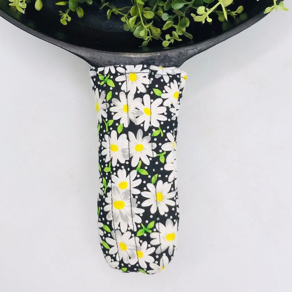 Stocking Stuffer Lot of 5 Cast Iron Pan Handle Potholder Cotton Black Daisies - Picture 1 of 1